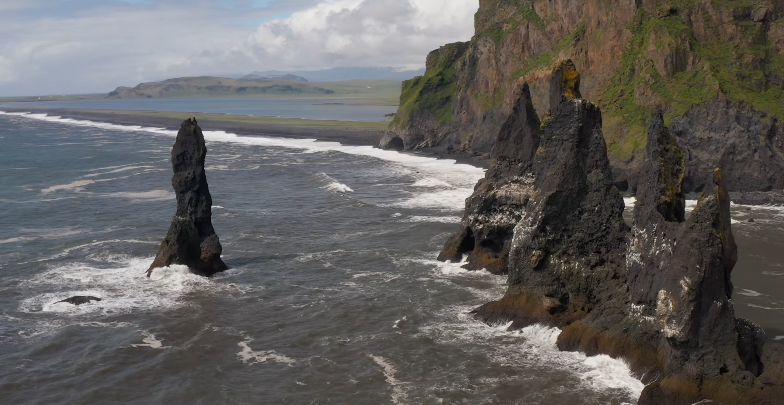 reynisdrangar formaciones basalto playa negra reynisfjara islandia aerea