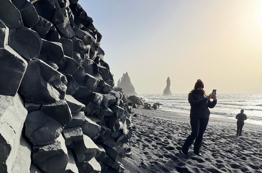 Reynisfjara playa negra islandia columnas basalto dia soleado