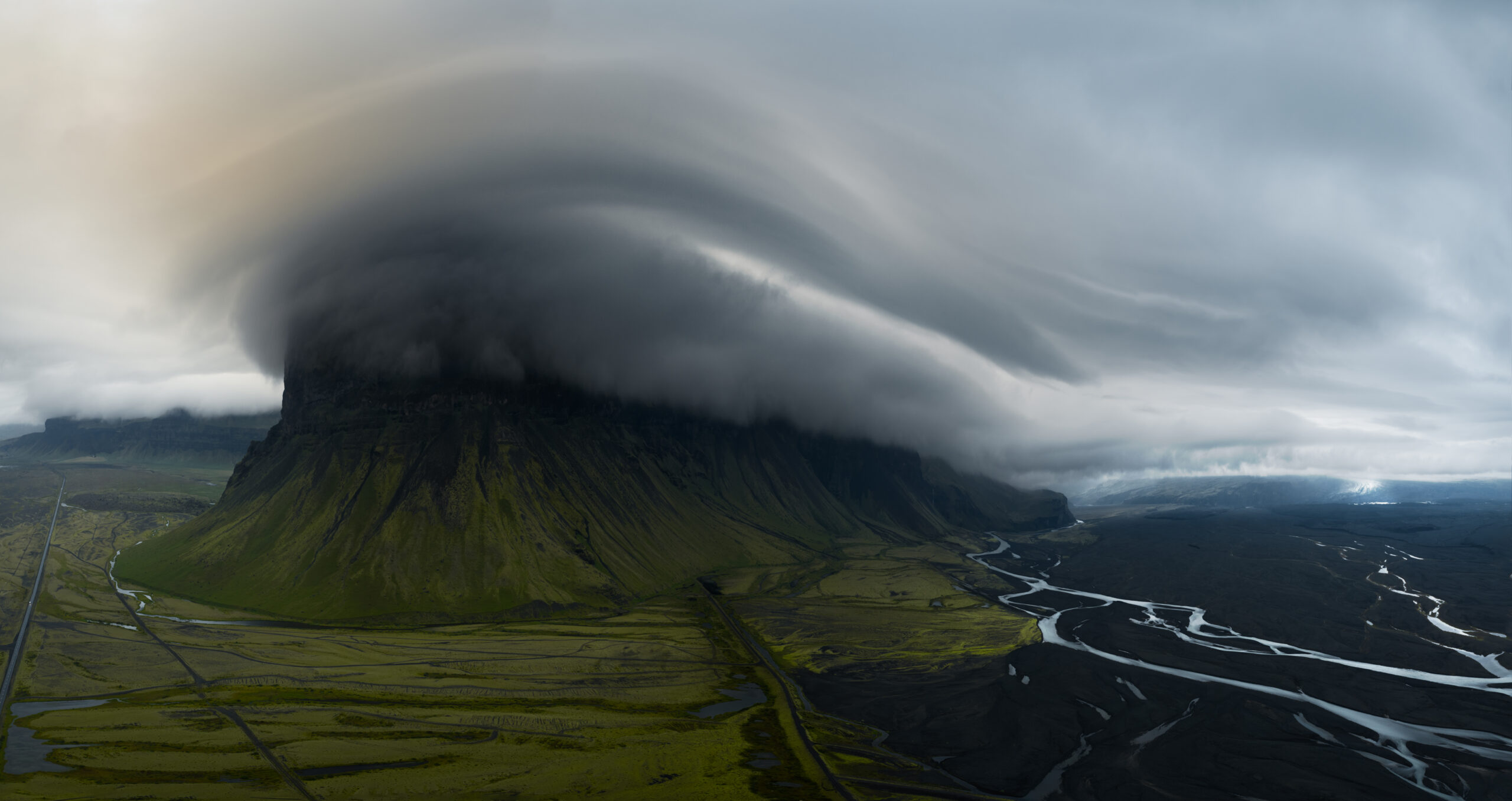 Lómagnúpur con nube lenticular al atardecer visto desde el aire en Islandia