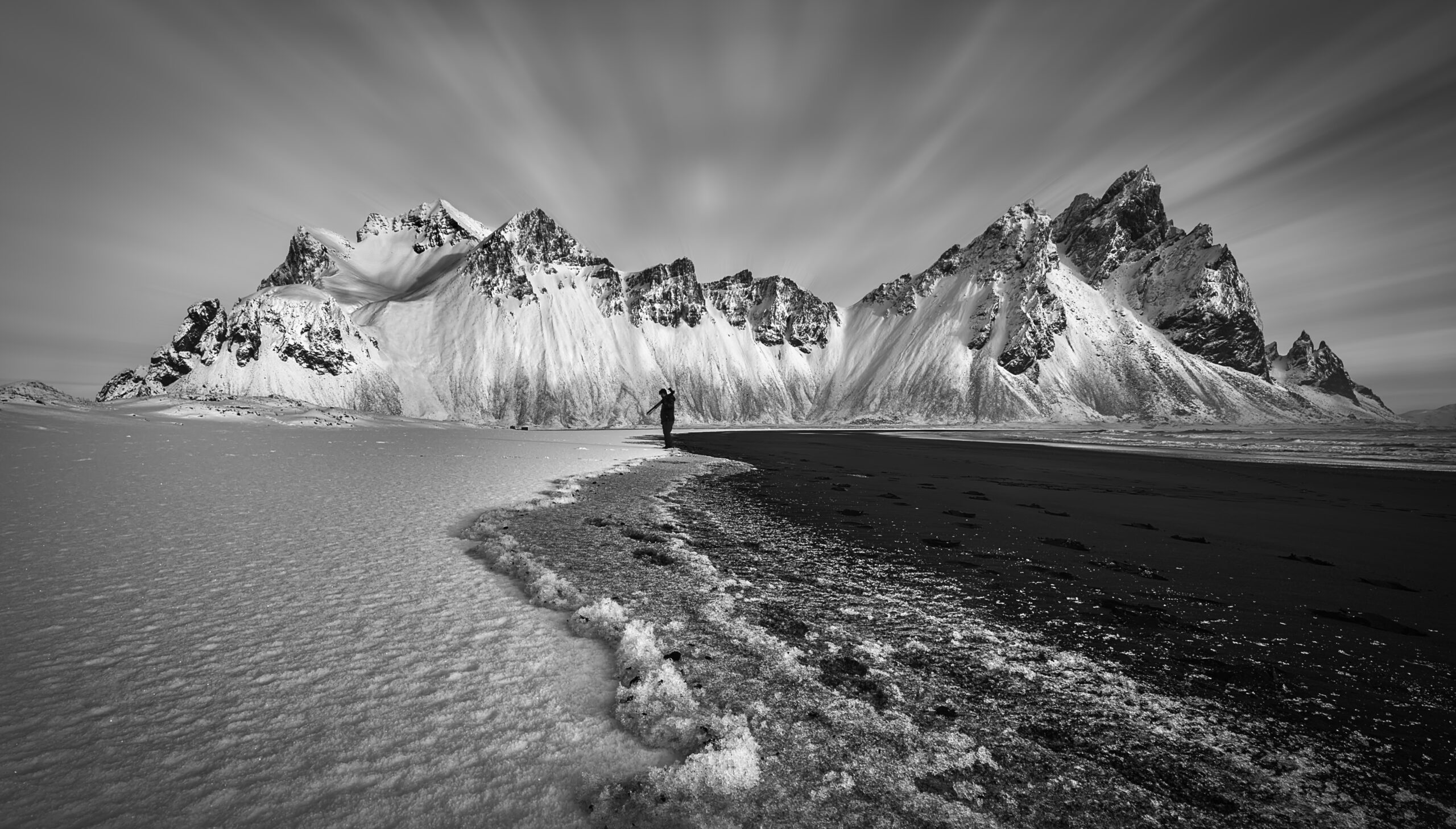 Vestrahorn y dunas de arena negra de Stokksnes en blanco y negro Monte Vestrahorn con dunas de arena en Stokksnes en blanco y negro