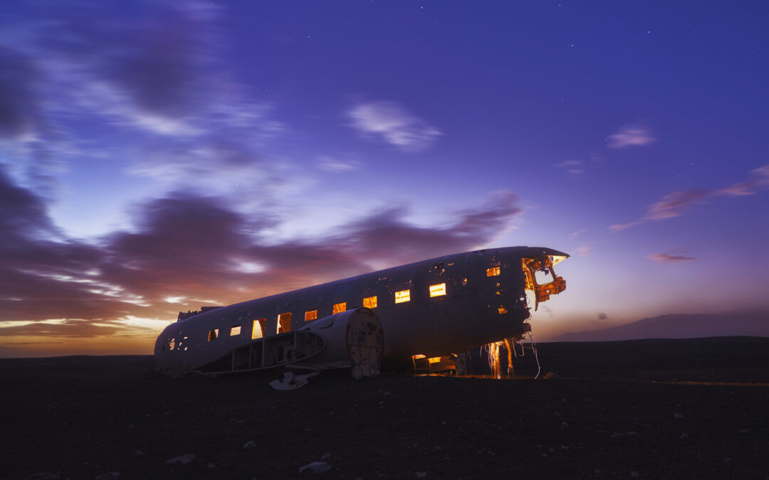 dc3 solheimasandur atardecer cielo islandia playa negra