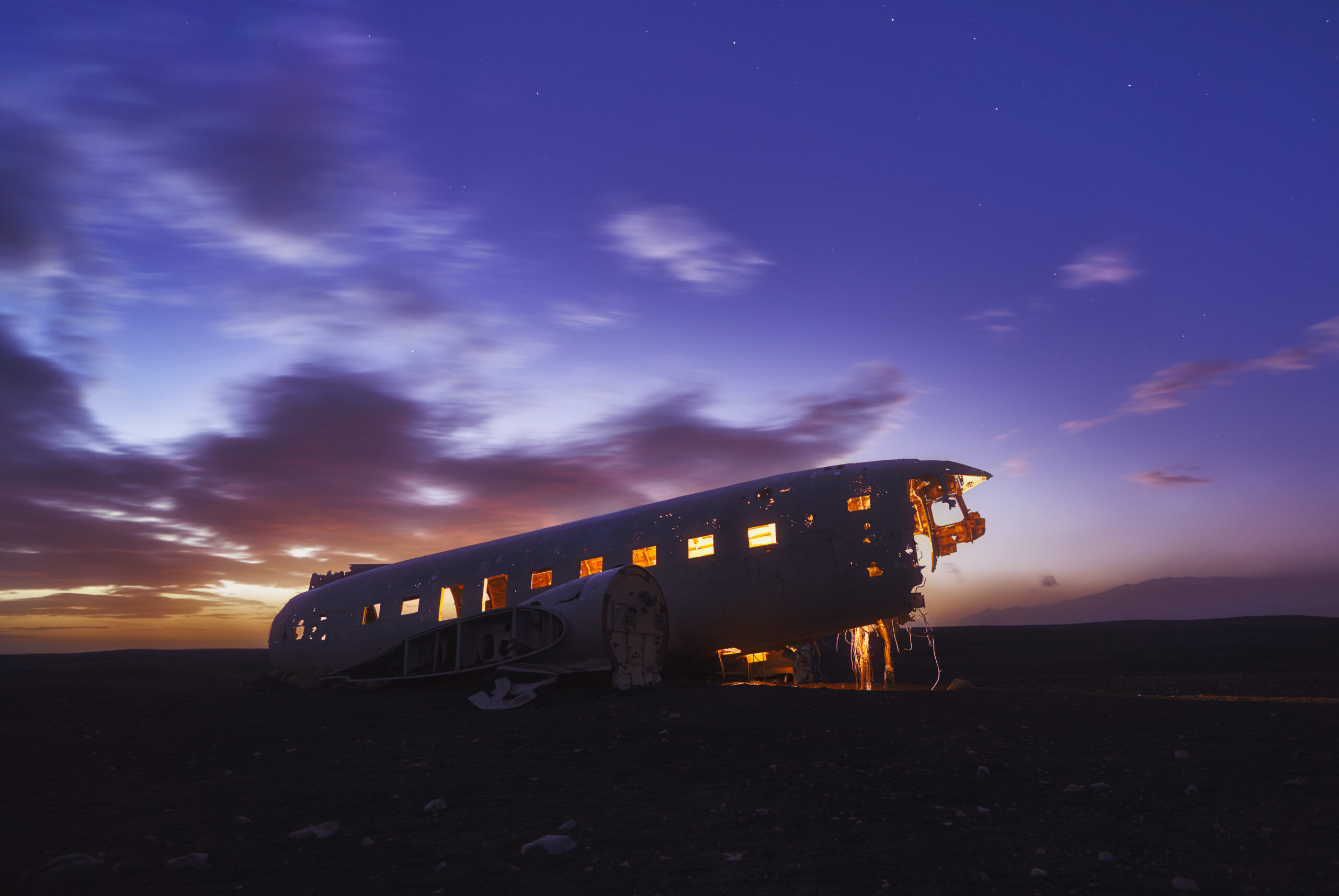 dc3 solheimasandur atardecer cielo islandia playa negra