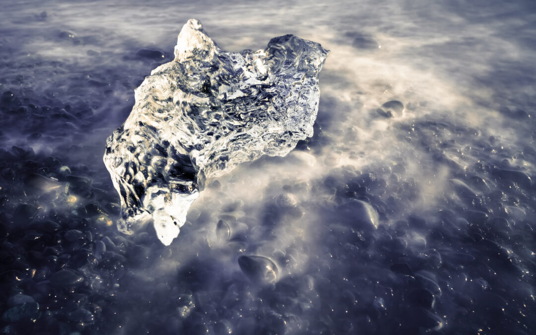 Primer plano de hielo glaciar con agua en movimiento en Diamond Beach Islandia