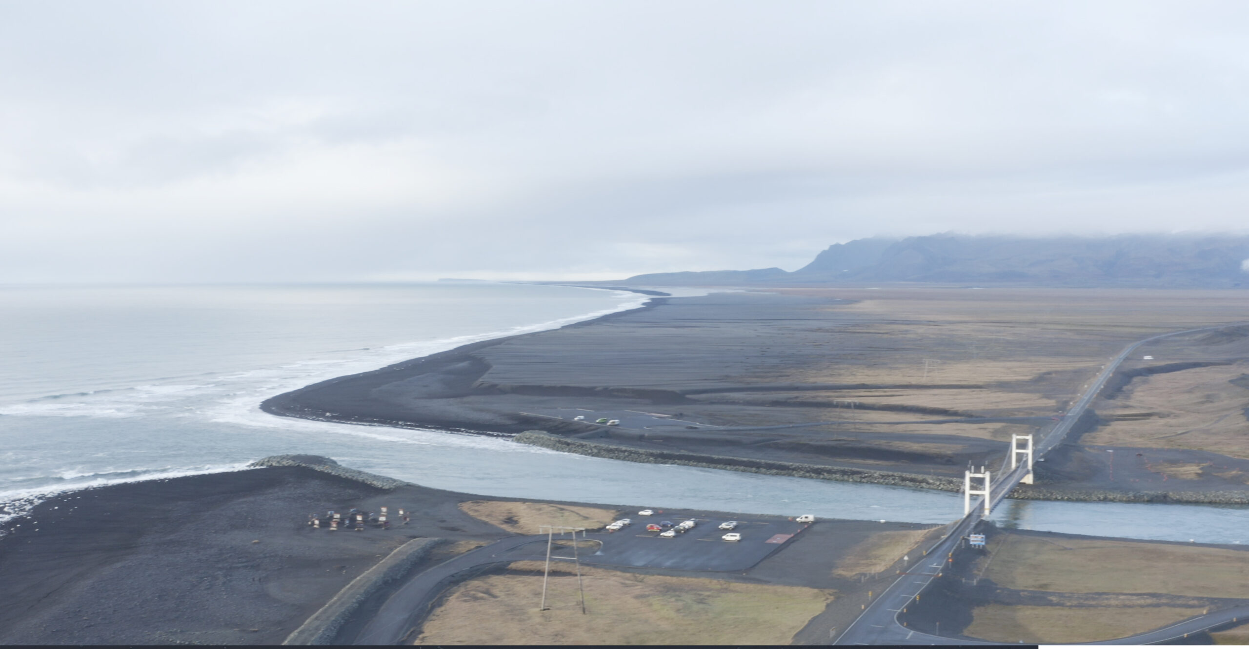 Vista aérea de Diamond Beach y el puente de la Ring Road junto a la laguna glaciar de Jökulsárlón