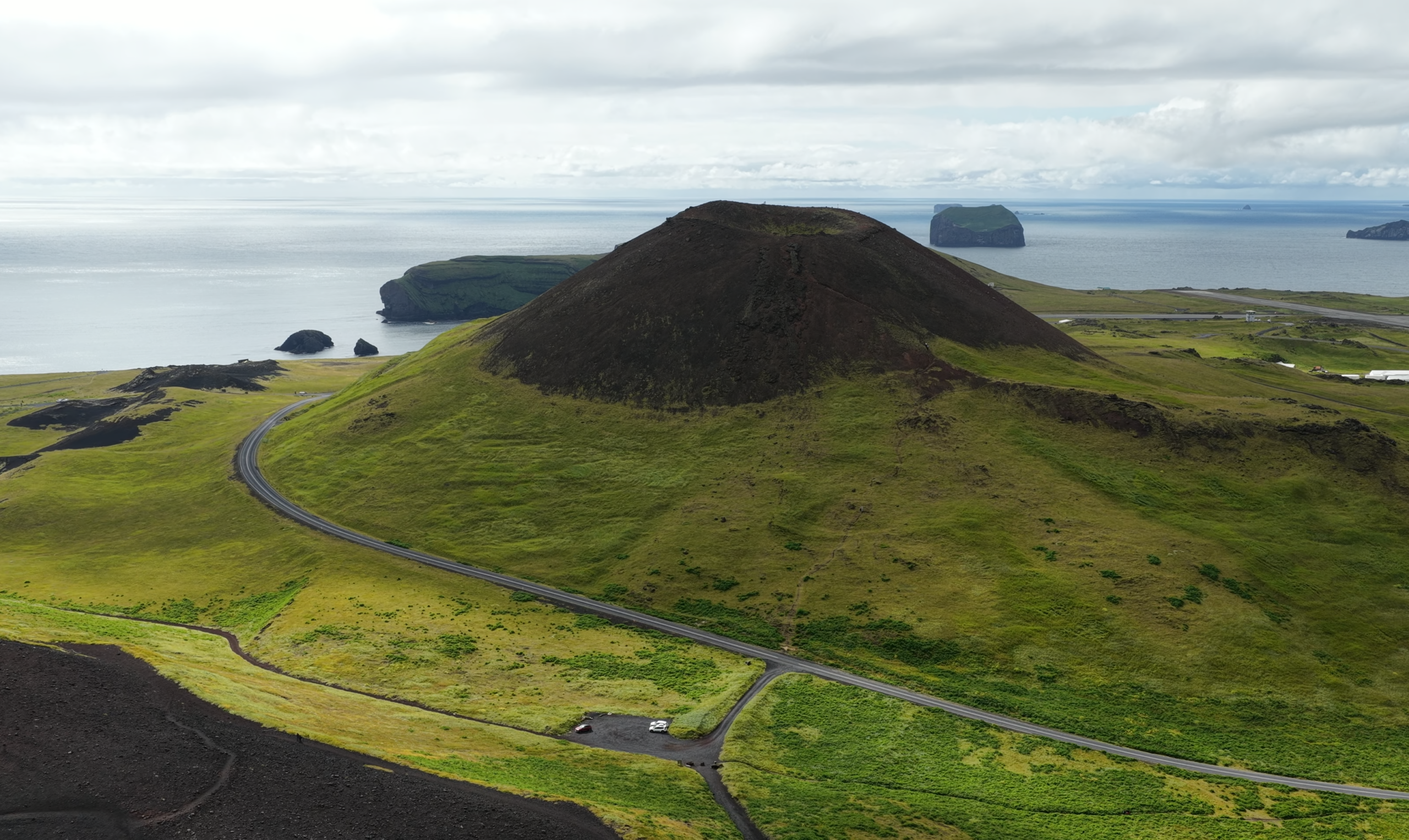 Vista desde el volcán Eldfell en Vestmannaeyjar con las islas del archipiélago al fondo