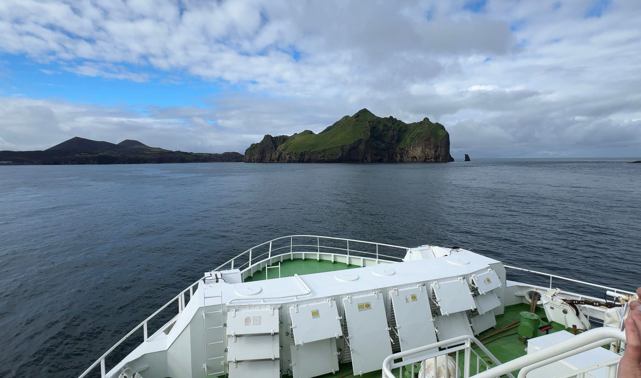 Cubierta del ferry aproximándose a las islas Vestmannaeyjar en Islandia
