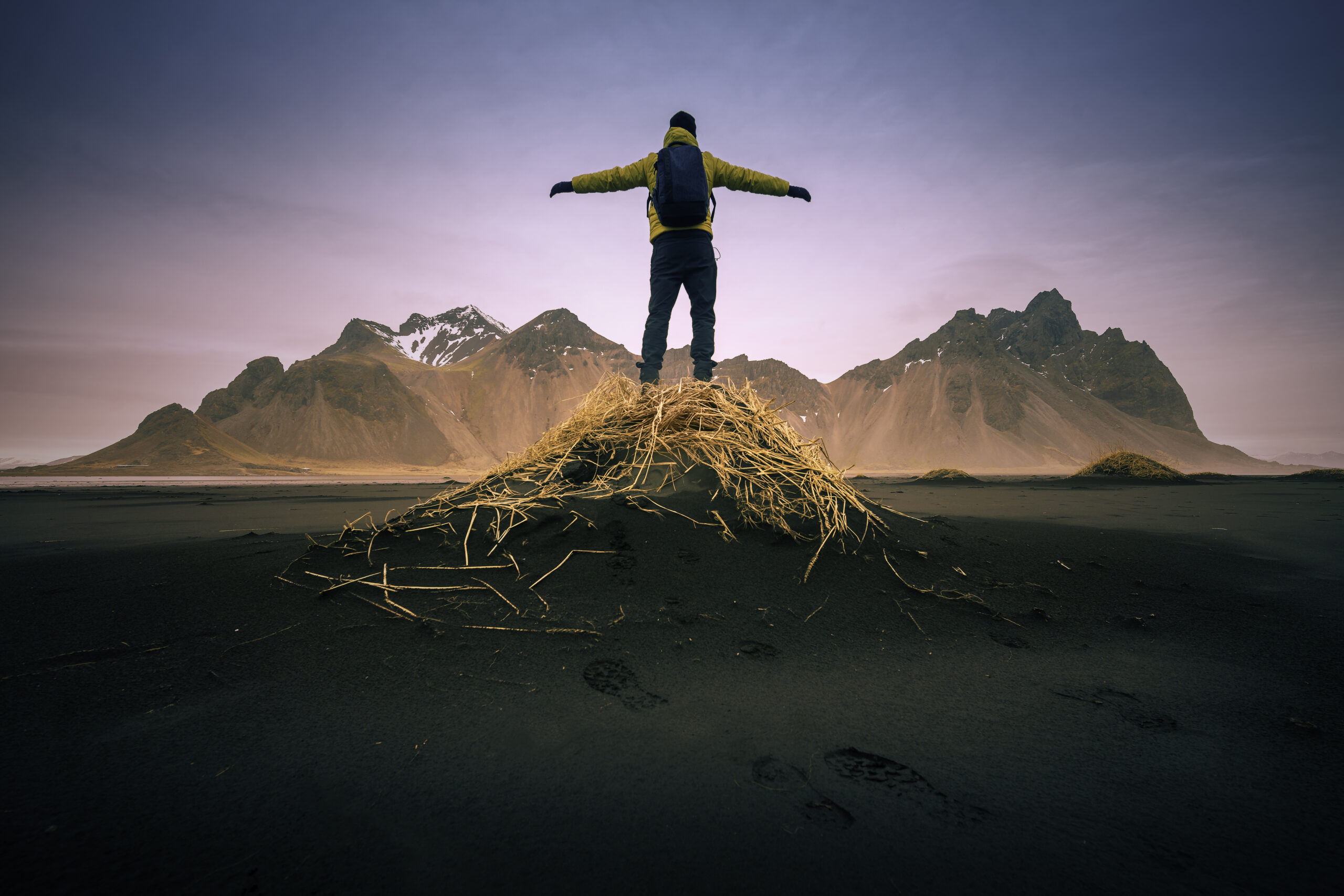 Persona sobre las dunas de arena negra de Stokksnes con el Vestrahorn al fondo Persona en las dunas de arena negra de Stokksnes con el Vestrahorn de fondo en Islandia