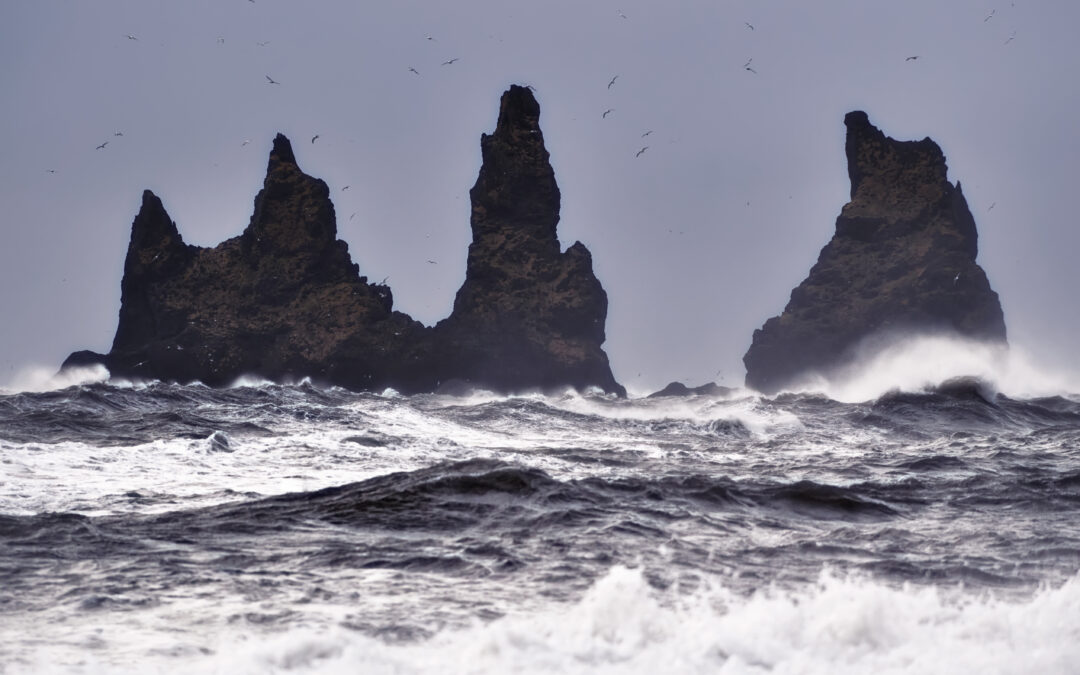 Rocas Reynisdrangar con oleaje fuerte en el sur de Islandia
