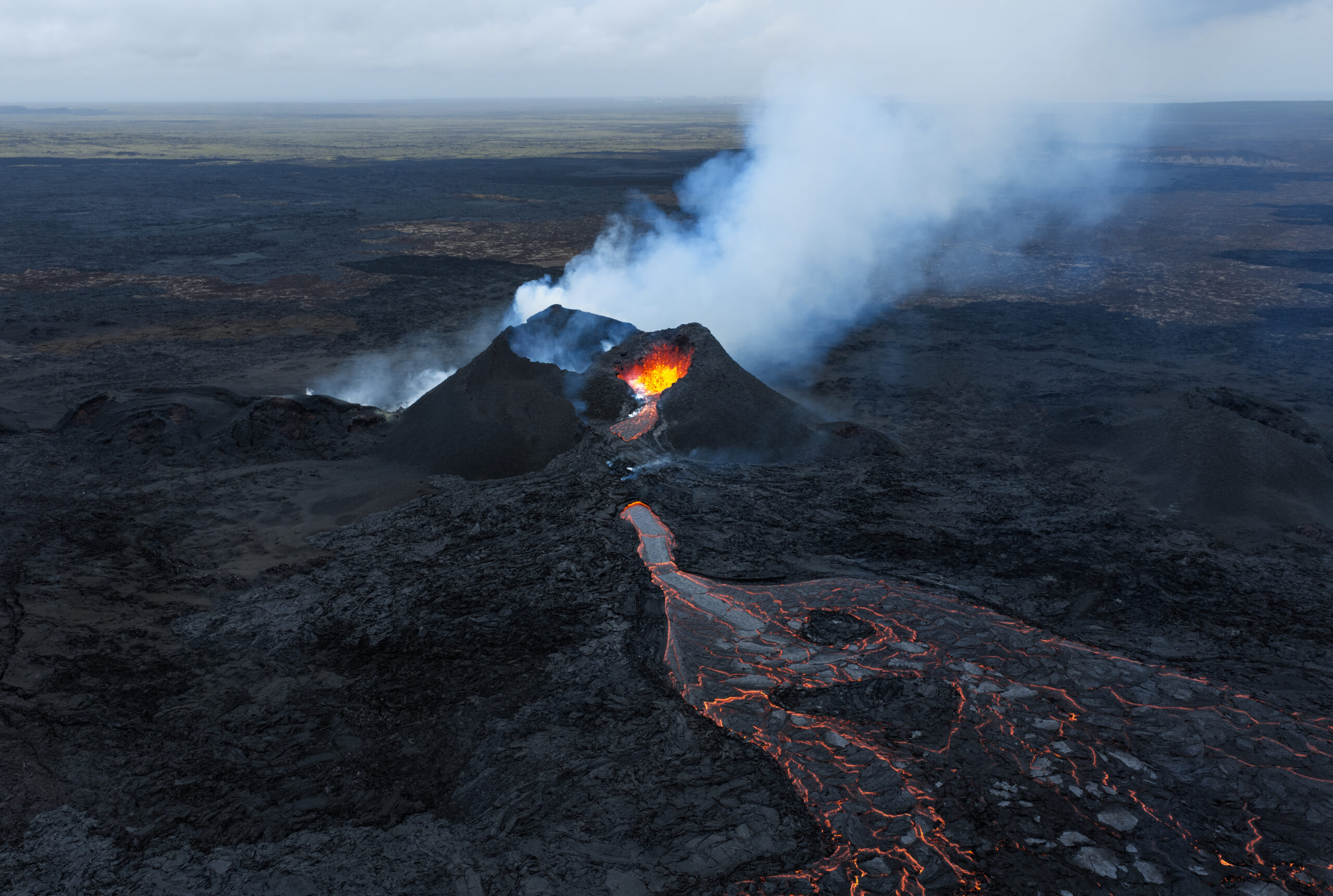 Vista aérea de erupción volcánica con ríos de lava en la península de Reikjanes Islandia